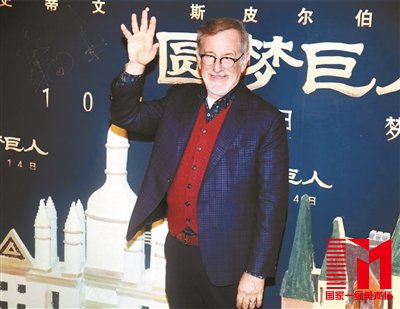 好莱坞大导斯皮尔伯格导演新作《圆梦巨人》将于10月14日以2D、3D、IMAX 3D等版本在内地上映,昨日影片首映,斯皮尔伯格与影片的中文配音演员黄磊、黄多多父女亮相,范冰冰、吴磊、马思纯、李治廷等明星更是前来为大导助阵。