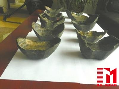 双江村民捡到的五十两银锭,如今放在彭山文管所内保管。